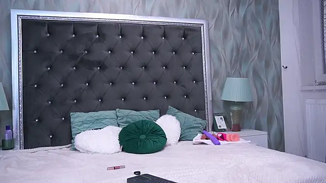 AnneHove online show from 12-06-24, 06:17