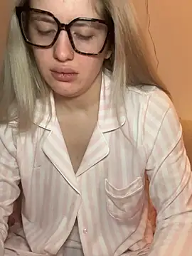 Snapshot of Holly-Glamour chatting on 02-05-26, 05:23 Holly-Glamour online show from 02-05-26, 05:23