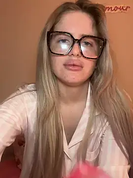 Snapshot of Holly-Glamour chatting on 02-06-26, 04:28 Holly-Glamour online show from 02-06-26, 04:28