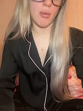 Snapshot of Holly-Glamour chatting on 02-12-26, 01:22 Holly-Glamour online show from 02-12-26, 01:22