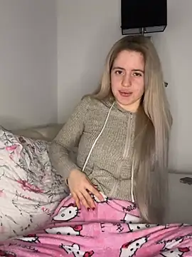 Snapshot of Holly-Glamour chatting on 02-26-26, 11:48 Holly-Glamour online show from 02-26-26, 11:48