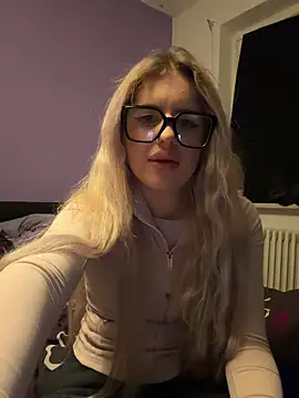 Snapshot of Holly-Glamour chatting on 04-27-26, 11:58 Holly-Glamour online show from 04-27-26, 11:58