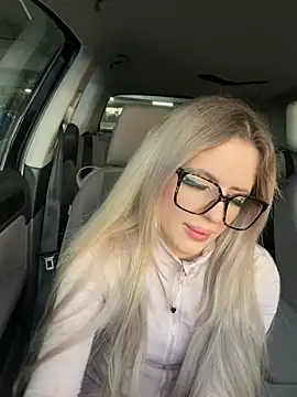 Snapshot of Holly-Glamour chatting on 05-16-26, 06:28 Holly-Glamour online show from 05-16-26, 06:28