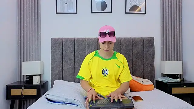 Snapshot of Luciana_Ortiz1 chatting on 12-15-25, 01:26 Luciana Ortiz1 online show from 12-15-25, 01:26