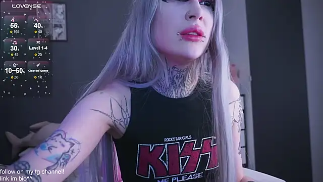 Snapshot of fraulein_mooon chatting on 12-17-25, 05:52 fraulein mooon online show from 12-17-25, 05:52