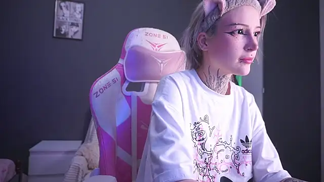 Snapshot of fraulein_mooon chatting on 01-08-26, 08:22 fraulein mooon online show from 01-08-26, 08:22