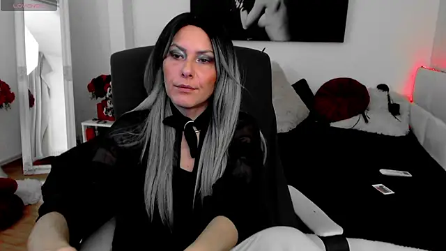 Snapshot of EvelynQueenn chatting on 12-18-24, 04:53 EvelynQueenn online show from 12-18-24, 04:53