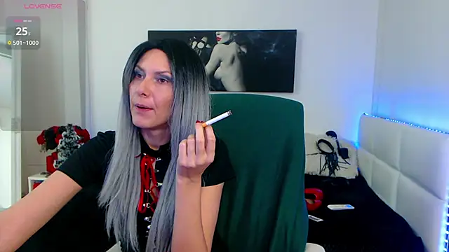 Snapshot of EvelynQueenn chatting on 12-19-24, 05:40 EvelynQueenn online show from 12-19-24, 05:40