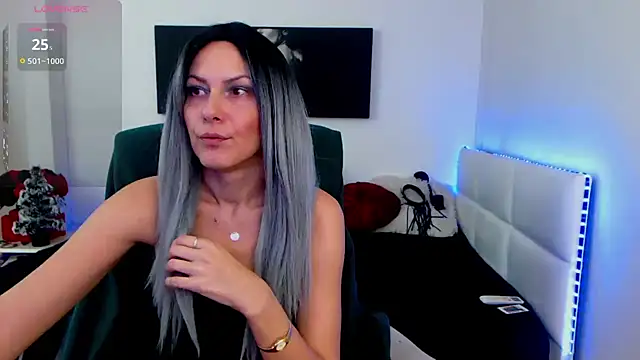 Snapshot of EvelynQueenn chatting on 12-20-24, 05:04 EvelynQueenn online show from 12-20-24, 05:04