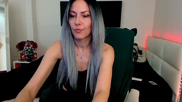 Snapshot of EvelynQueenn chatting on 12-22-24, 05:56 EvelynQueenn online show from 12-22-24, 05:56