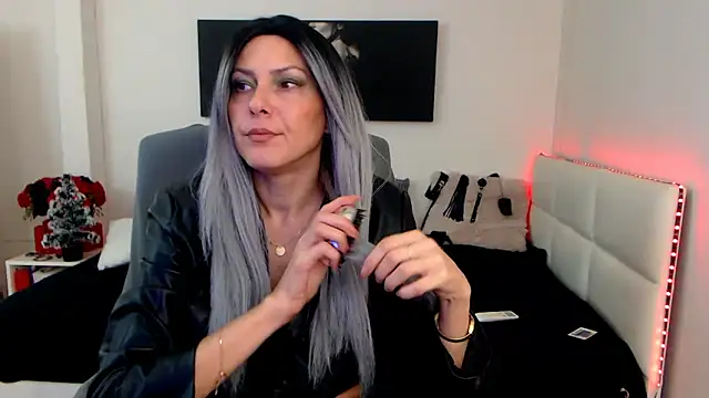 Snapshot of EvelynQueenn chatting on 12-23-24, 06:11 EvelynQueenn online show from 12-23-24, 06:11