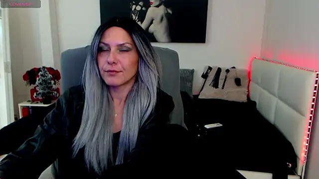 Snapshot of EvelynQueenn chatting on 12-23-24, 12:19 EvelynQueenn online show from 12-23-24, 12:19
