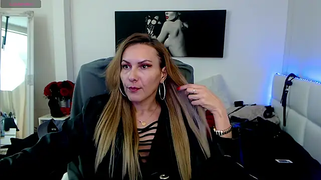 Snapshot of EvelynQueenn chatting on 02-03-25, 10:36 EvelynQueenn online show from 02-03-25, 10:36