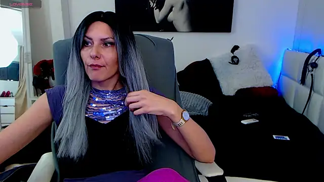 Snapshot of EvelynQueenn chatting on 02-12-25, 11:18 EvelynQueenn online show from 02-12-25, 11:18