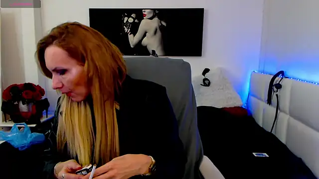 Snapshot of EvelynQueenn chatting on 02-13-25, 10:34 EvelynQueenn online show from 02-13-25, 10:34