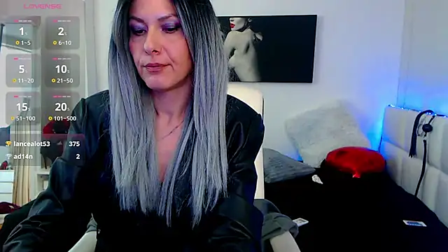 Snapshot of EvelynQueenn chatting on 02-17-25, 09:35 EvelynQueenn online show from 02-17-25, 09:35