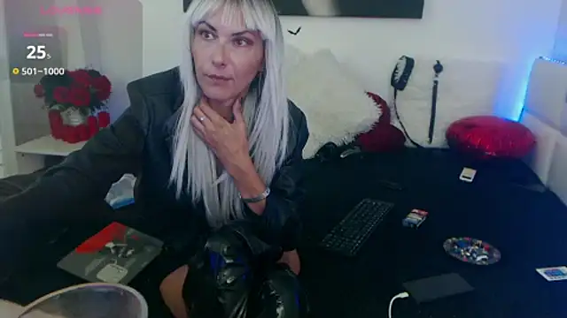 Snapshot of EvelynQueenn chatting on 09-10-25, 04:45 EvelynQueenn online show from 09-10-25, 04:45