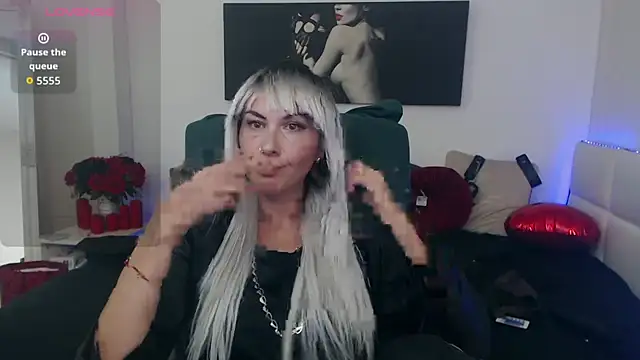 Snapshot of EvelynQueenn chatting on 09-28-25, 04:18 EvelynQueenn online show from 09-28-25, 04:18