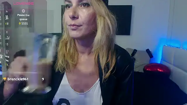 Snapshot of EvelynQueenn chatting on 09-28-25, 08:03 EvelynQueenn online show from 09-28-25, 08:03