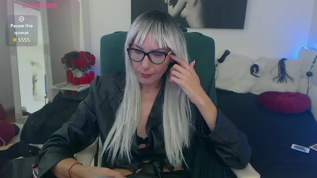 Snapshot of EvelynQueenn chatting on 10-07-25, 05:37 EvelynQueenn online show from 10-07-25, 05:37