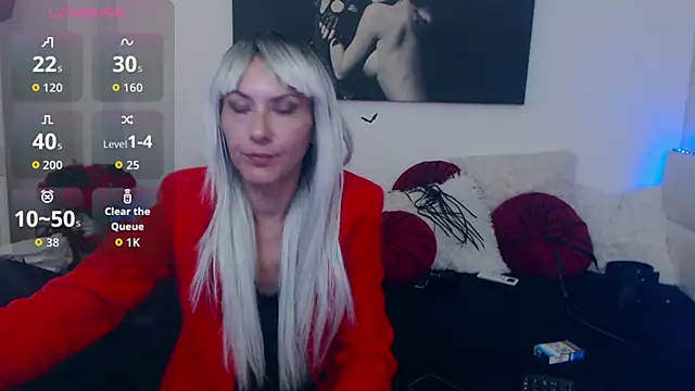 Snapshot of EvelynQueenn chatting on 10-15-25, 03:50 EvelynQueenn online show from 10-15-25, 03:50