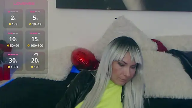 Snapshot of EvelynQueenn chatting on 10-16-25, 08:15 EvelynQueenn online show from 10-16-25, 08:15