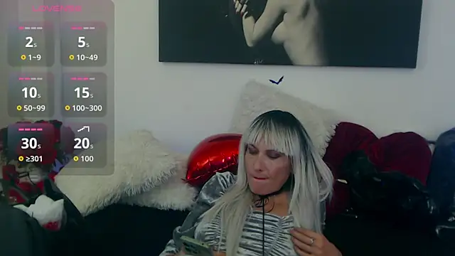 Snapshot of EvelynQueenn chatting on 10-17-25, 06:49 EvelynQueenn online show from 10-17-25, 06:49