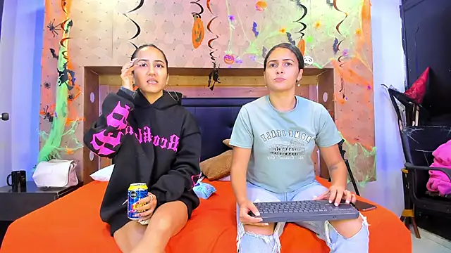 Snapshot of SofiAndNicol chatting on 10-30-25, 11:00 SofiAndNicol online show from 10-30-25, 11:00