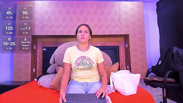 Snapshot of SofiAndNicol chatting on 12-16-25, 11:04 SofiAndNicol online show from 12-16-25, 11:04