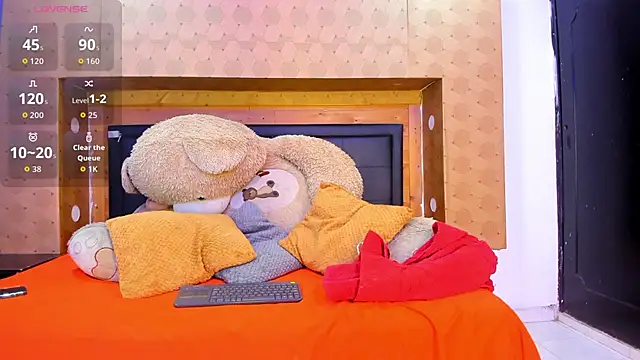 Snapshot of SofiAndNicol chatting on 12-17-25, 11:05 SofiAndNicol online show from 12-17-25, 11:05