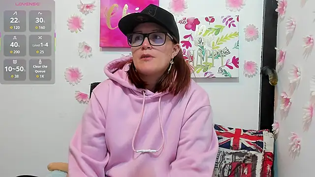 Snapshot of amberr34 chatting on 09-18-25, 02:35 amberr34 online show from 09-18-25, 02:35