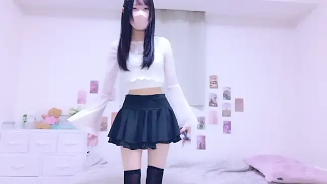 Snapshot of Suzu_ch_xx chatting on 10-16-25, 01:23 Suzu ch xx online show from 10-16-25, 01:23