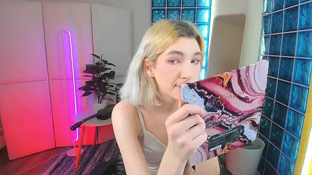 Snapshot of Mia_Cheers chatting on 02-25-25, 01:50 Mia Cheers online show from 02-25-25, 01:50