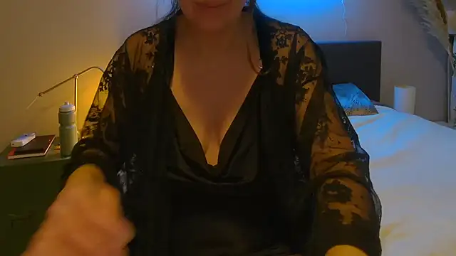 Snapshot of Ella_Next_Door chatting on 02-05-25, 10:12 Ella Next Door online show from 02-05-25, 10:12