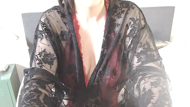 Snapshot of Ella_Next_Door chatting on 03-16-25, 12:11 Ella Next Door online show from 03-16-25, 12:11