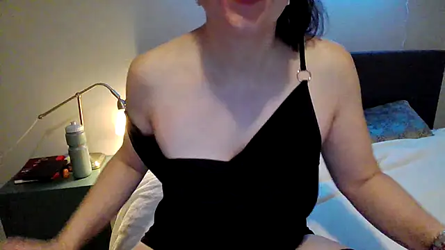 Snapshot of Ella_Next_Door chatting on 03-18-25, 09:10 Ella Next Door online show from 03-18-25, 09:10