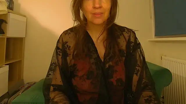 Snapshot of Ella_Next_Door chatting on 05-17-26, 10:28 Ella Next Door online show from 05-17-26, 10:28