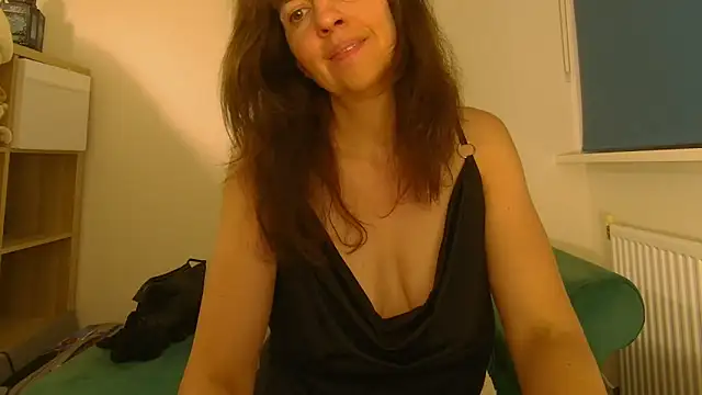 Snapshot of Ella_Next_Door chatting on 05-29-26, 09:35 Ella Next Door online show from 05-29-26, 09:35