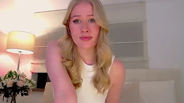 Snapshot of JuliaJaee chatting on 10-27-25, 06:34 JuliaJaee online show from 10-27-25, 06:34