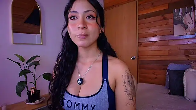 Snapshot of amber_curly chatting on 06-20-26, 06:22 amber curly online show from 06-20-26, 06:22