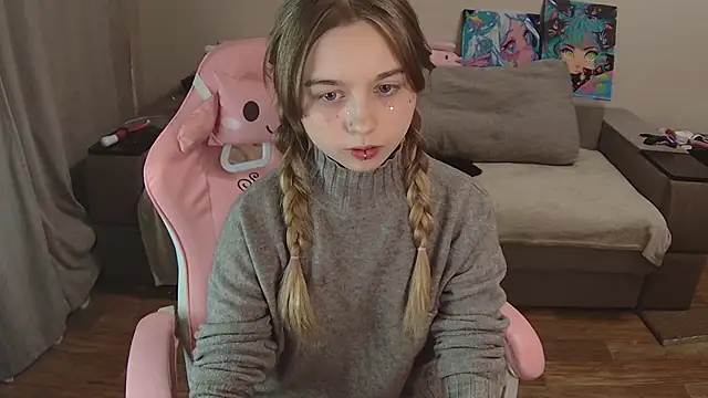 Snapshot of Olivka_Grr chatting on 11-22-25, 03:00 Olivka Grr online show from 11-22-25, 03:00