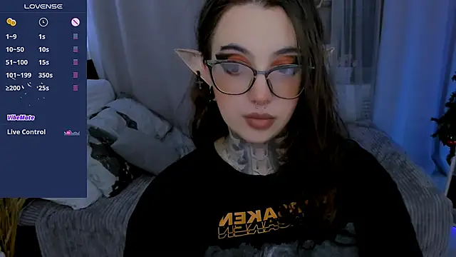 Snapshot of Dixi_Pixi_ chatting on 12-17-25, 10:32 Dixi Pixi online show from 12-17-25, 10:32