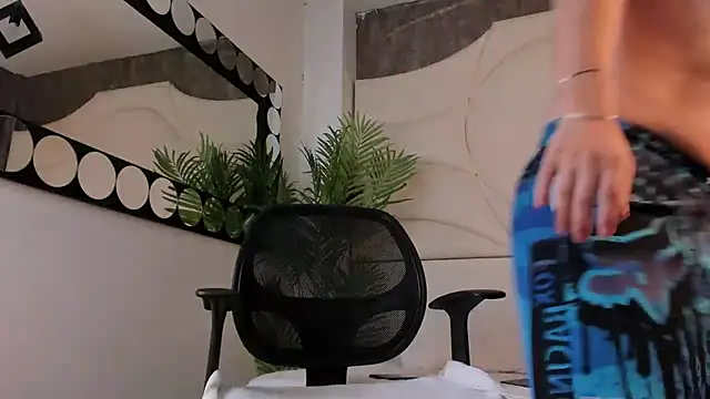 Karimferrer online show from 10-07-25, 07:33