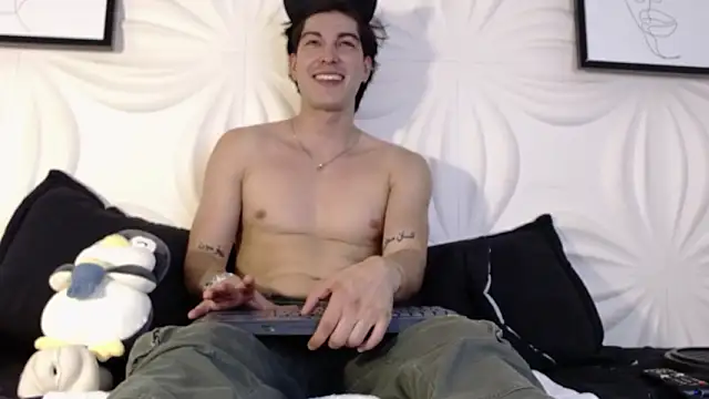 Snapshot of Karimferrer chatting on 03-11-26, 03:45 Karimferrer online show from 03-11-26, 03:45