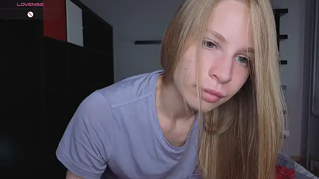 Snapshot of Elis_Fox chatting on 06-15-26, 08:05 Elis Fox online show from 06-15-26, 08:05