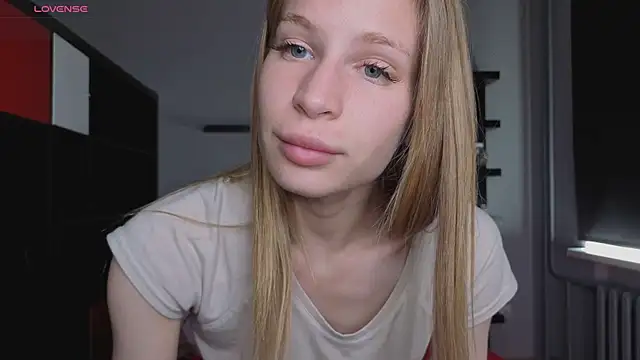 Snapshot of Elis_Fox chatting on 06-22-26, 08:00 Elis Fox online show from 06-22-26, 08:00