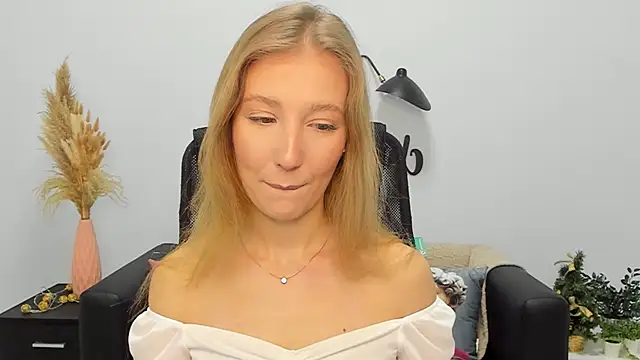 Snapshot of LolaWilsons chatting on 12-29-24, 07:39 LolaWilsons online show from 12-29-24, 07:39