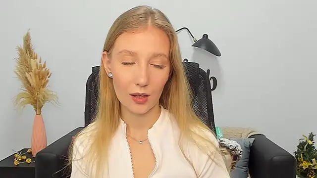 Snapshot of LolaWilsons chatting on 12-30-24, 01:36 LolaWilsons online show from 12-30-24, 01:36