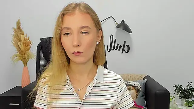 Snapshot of LolaWilsons chatting on 01-11-25, 08:22 LolaWilsons online show from 01-11-25, 08:22