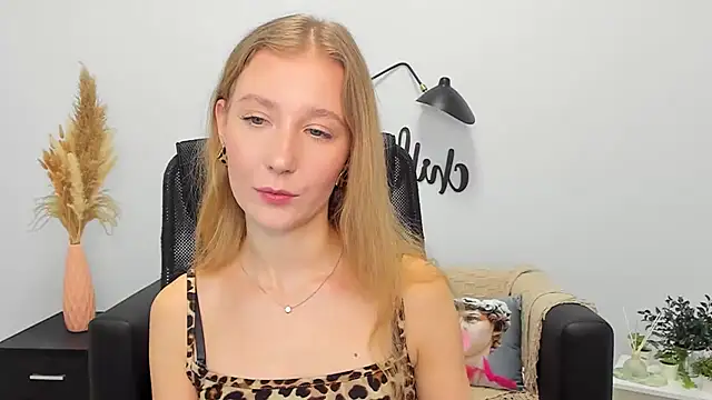 Snapshot of LolaWilsons chatting on 01-27-25, 09:23 LolaWilsons online show from 01-27-25, 09:23